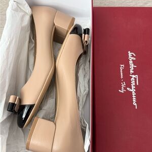 Giftable condition!!Salvatore Ferragamo Vara Pumps with Bow. Never been worn.